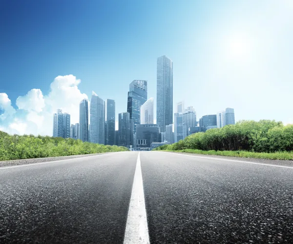 Camino de asfalto y ciudad moderna — Foto de Stock