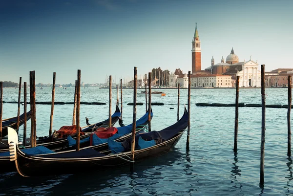 Góndolas en el Gran Canal y la iglesia de San Giorgio Maggiore en Venic — Foto de Stock