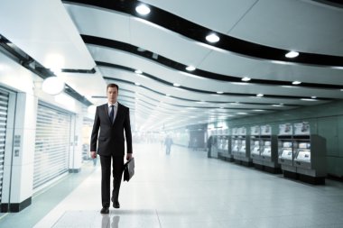 metroya yürürken iş adamı