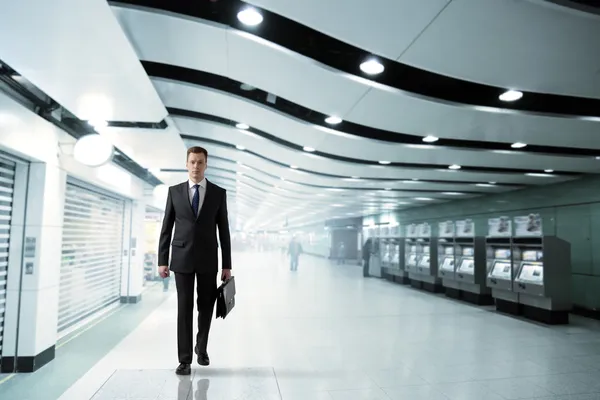 Człowiek biznesu, chodzenie w metrze — Zdjęcie stockowe