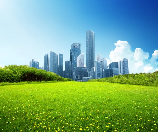 Parque de primavera y ciudad moderna — Foto de Stock