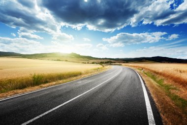 Toskana İtalya 'da asfalt yol