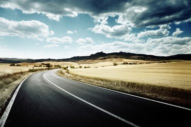 Toskana İtalya 'da asfalt yol
