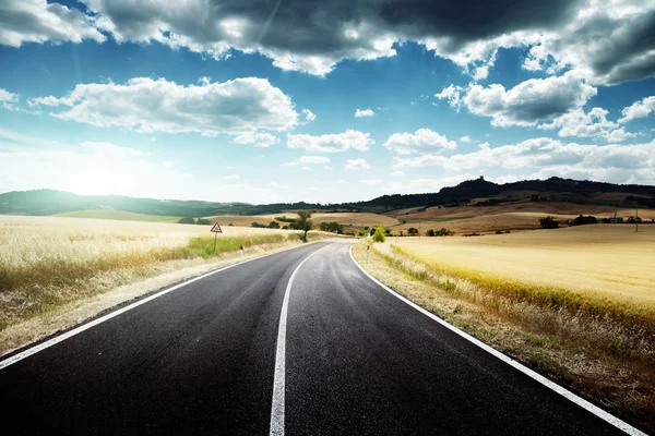 Estrada de asfalto na Toscana Italia — Fotografia de Stock