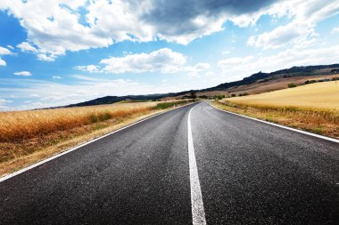 Toskana İtalya 'da asfalt yol