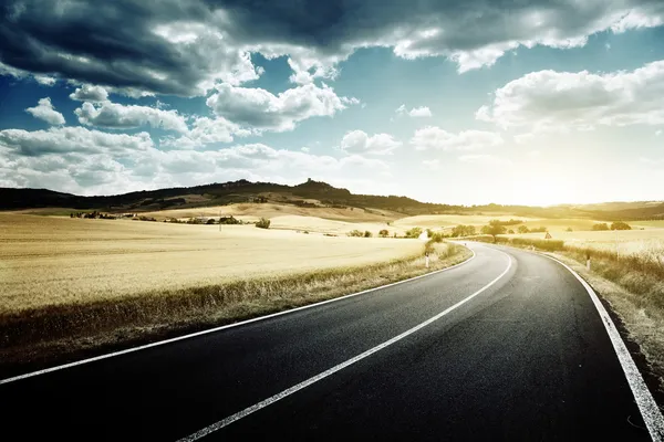 Toskana İtalya 'da asfalt yol