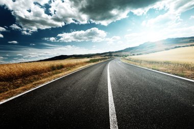 Toskana İtalya 'da asfalt yol