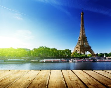 ahşap güverte tablo ve Eyfel Kulesi Paris ile arka plan