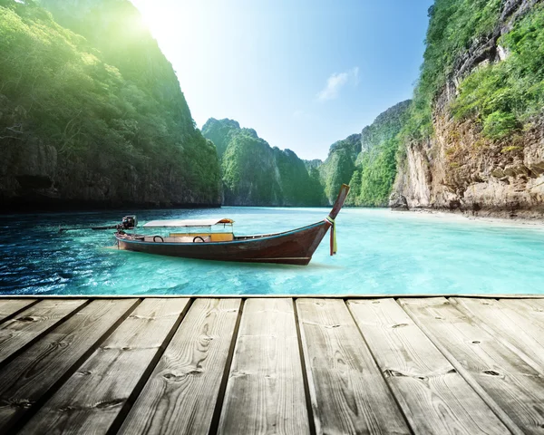 Rocher de Phi Phi île en Thaïlande et plate-forme en bois — Photo