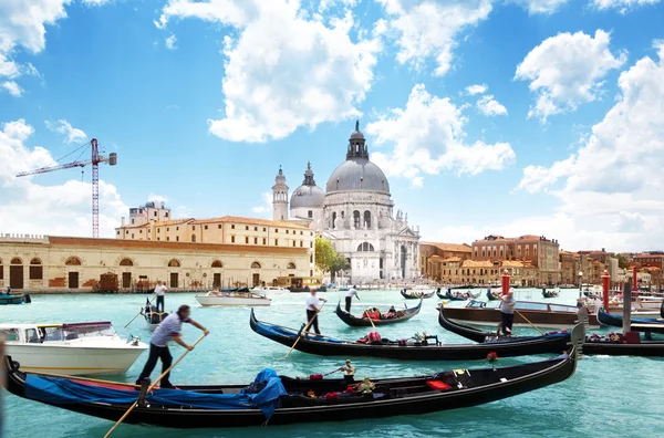 Gondels op kanaal en de basiliek santa maria della salute, Venetië, — Stockfoto