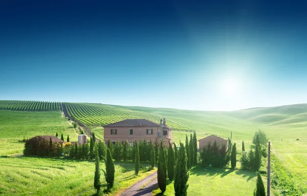 Paisagem da Toscana com casa típica da fazenda, Italty — Fotografia de Stock