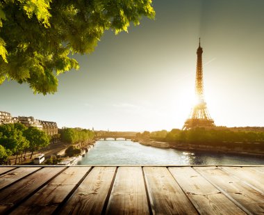 ahşap güverte tablo ve Eyfel Kulesi Paris ile arka plan