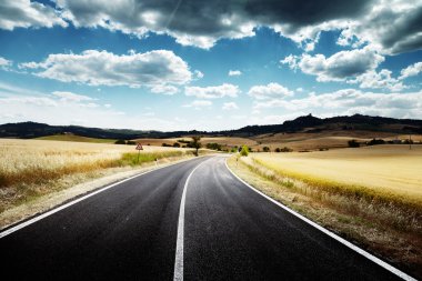 Toskana İtalya 'da asfalt yol