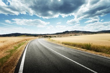 Toskana İtalya 'da asfalt yol