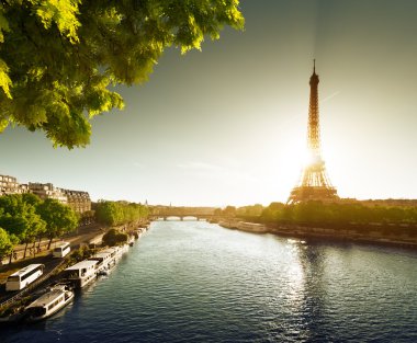 Paris 'te Eyfel Kulesi ile Seine