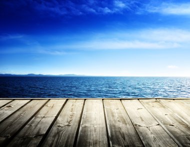 Karayip Denizi ve ahşap platform