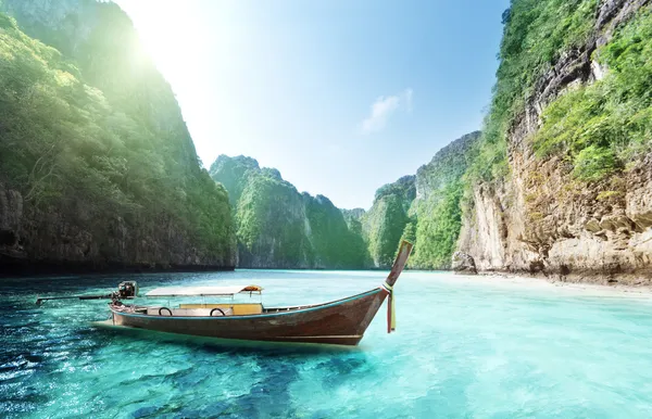 Bahía en la isla Phi phi en Tailandia — Foto de Stock