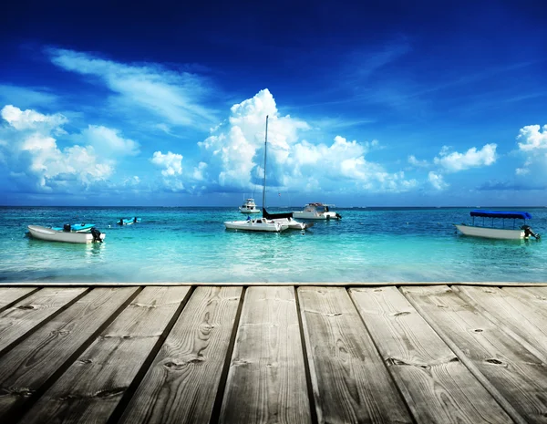 Caribbean beach and yachts — Stock Photo, Image