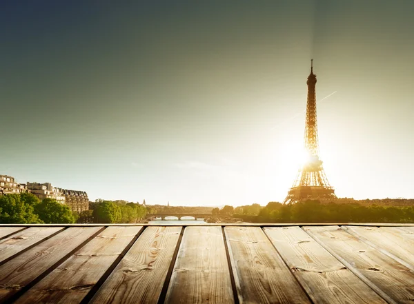 Hintergrund mit Holzdecktisch und Eiffelturm in Paris — Stockfoto