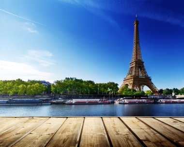 ahşap güverte tablo ve Eyfel Kulesi Paris ile arka plan