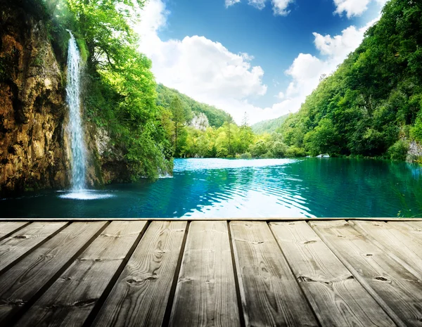 Waterval in diepe bossen van Kroatië en houten pier — Stockfoto