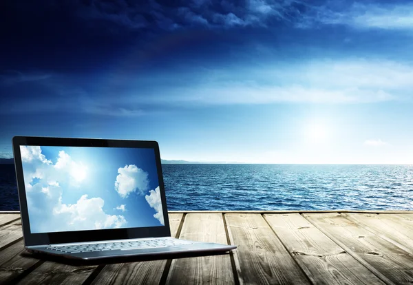 Ноутбук на пирсе и Атлантическом океане — стоковое фото