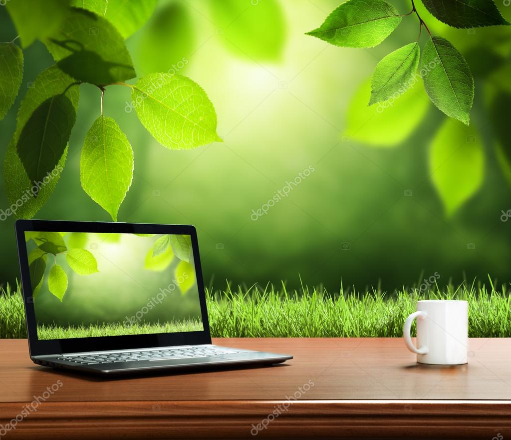Hình nền mùa hè với chiếc bàn gỗ và cặp sách đặt trên đó khiến cho người xem thấy được sự giản dị mà đầy tinh tế của thiết kế. Hãy dùng bức hình này để đem đến cho máy tính của mình một không gian lãng mạn và yên bình. 