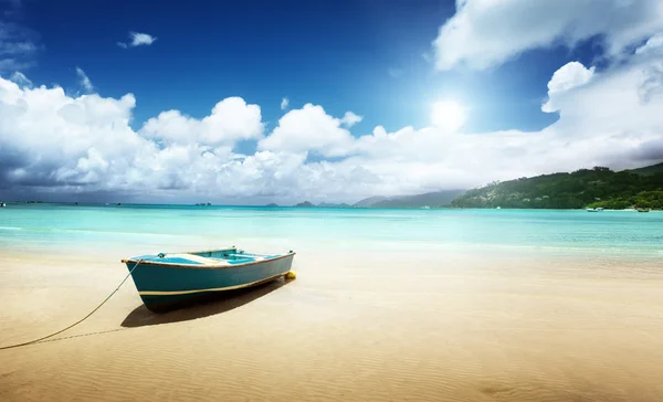 Barca sulla spiaggia Mahe isola, Seychelles — Foto Stock