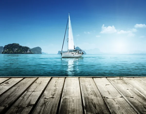 Yacht and wooden platform — Stock Photo, Image