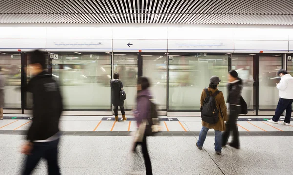 Gente borrosa a pie en la estación de metro —  Fotos de Stock