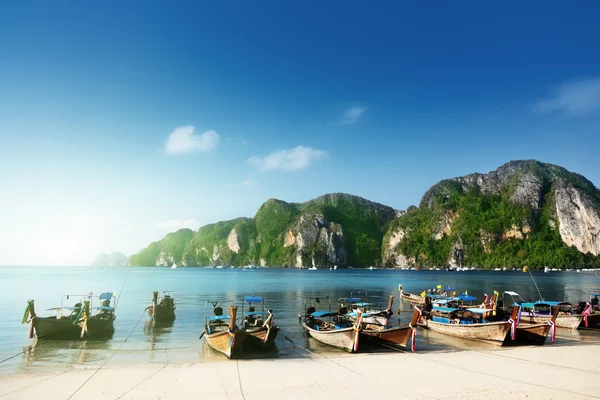 Barcos na ilha Phi Phi Tailândia — Fotografia de Stock