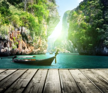 uzun tekne ve kayalar railay Beach, krabi, Tayland