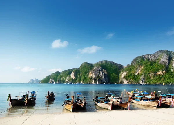 Barcos na ilha Phi Phi Tailândia — Fotografia de Stock