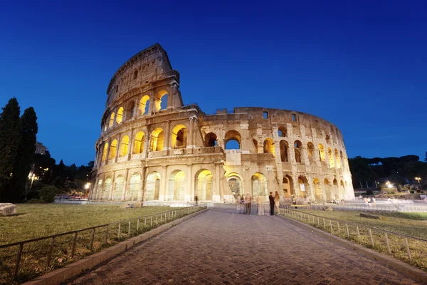 Koloseum v noci, Řím, Itálie — Stock fotografie