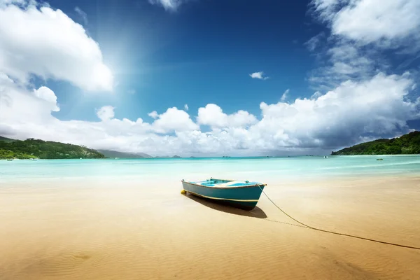 Barca sulla spiaggia Mahe isola, Seychelles — Foto Stock
