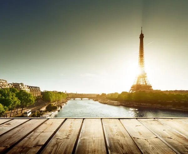 Sfondo con tavolo in legno e torre Eiffel a Parigi — Foto Stock