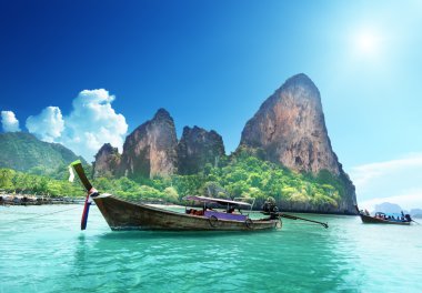 Krabi Tayland 'daki Railay plajında tekneler