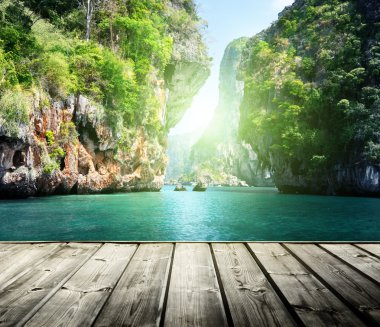 kayaların üzerinde railay beach, krabi, Tayland