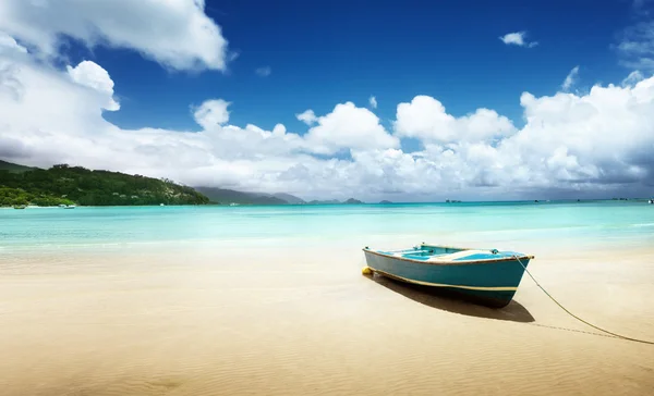 Barco en la playa Isla de Mahe, Seychelles — Foto de Stock