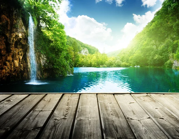 Waterval in diepe bossen van Kroatië en houten pier — Stockfoto
