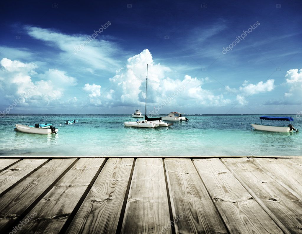 Spiaggia caraibica e yacht