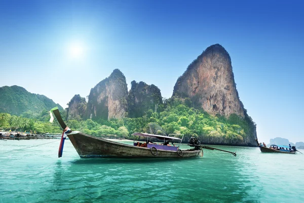 Båtar på Railay beach i Krabi Thailand — Stockfoto