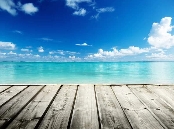 Карибське море та дерев'яна платформа — стокове фото