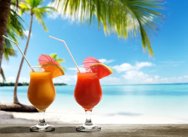 海滩上的两杯新鲜果汁 — 图库照片