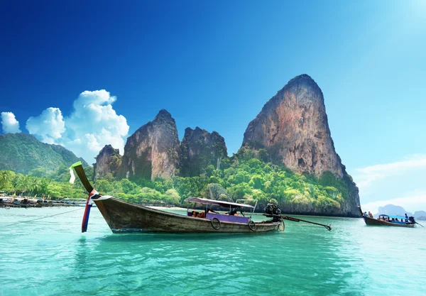 Łodzie na plaży Railay w Krabi Tajlandii — Zdjęcie stockowe