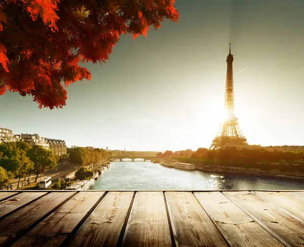 Wooden deck table and Eiffel tower in autumn — Zdjęcie stockowe