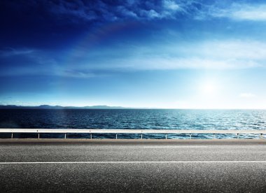 asfalt yol ve deniz