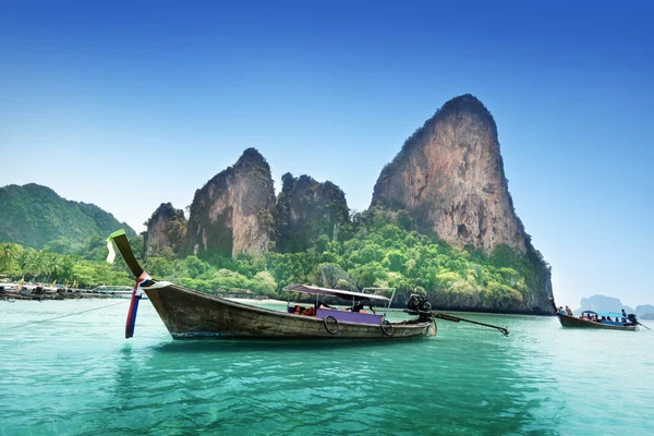 Boten op Railay strand in Krabi Thailand — Stockfoto