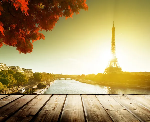 Mesa de plataforma de madeira e torre Eiffel no outono — Fotografia de Stock