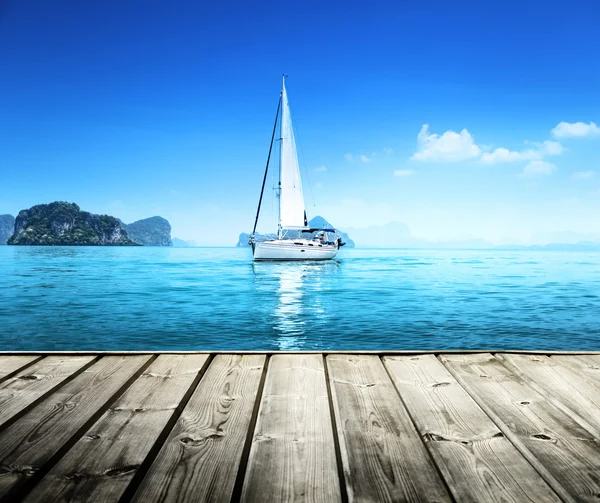 Яхта и деревянная платформа — стоковое фото